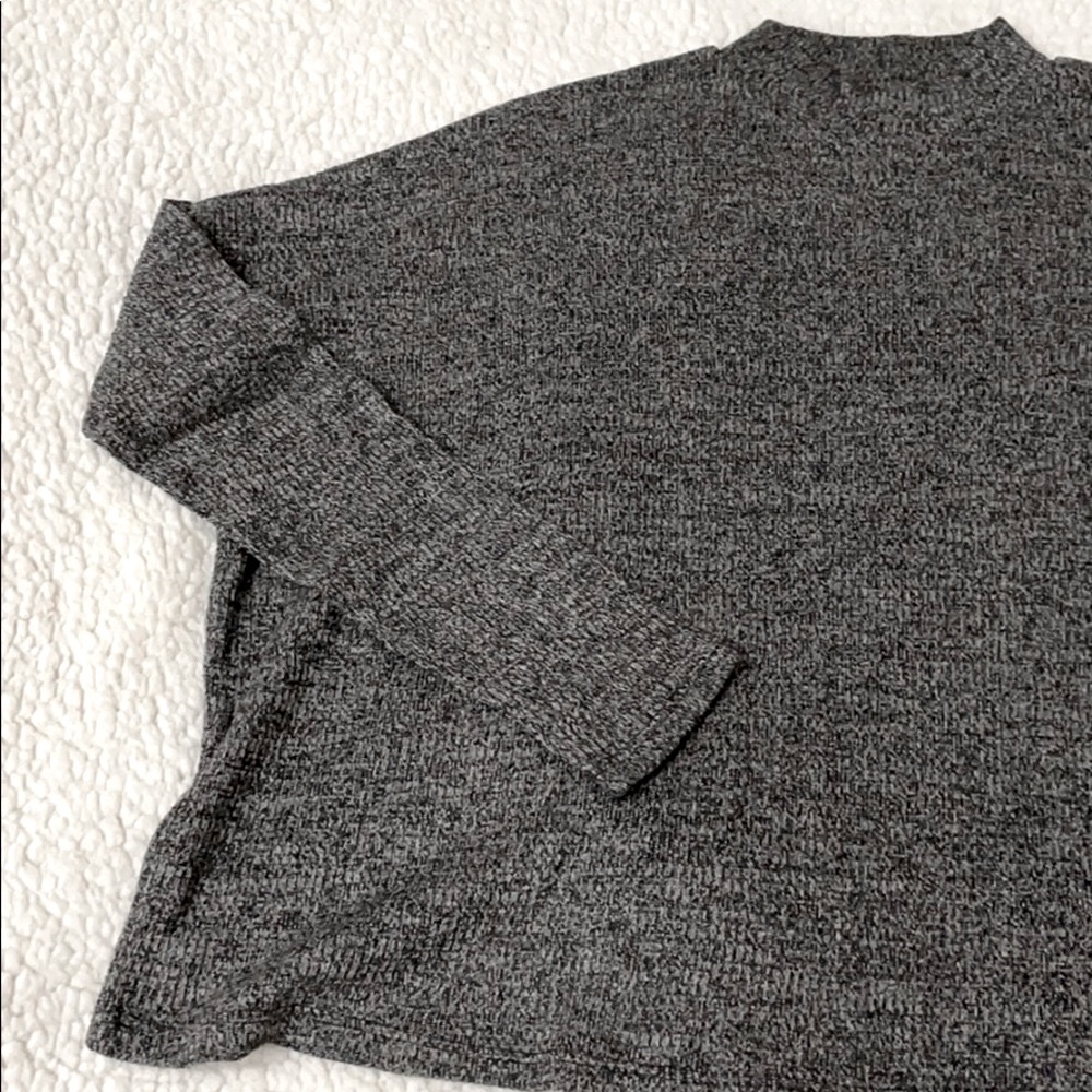 Gray top - Picture 4 of 5